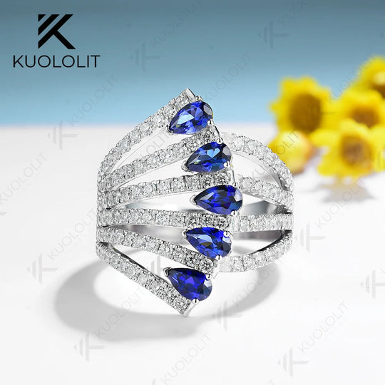 Kuololit Ring mit 1,8 Karat (1,8 ct) synthetischem, im Labor gezüchtetem blauen Saphir für Damen, gefasst in massivem 14K/10K/585 Gelbgold mit Moissanit-Besatz – perfekt für Verlobung, Hochzeit oder Weihnachten. 